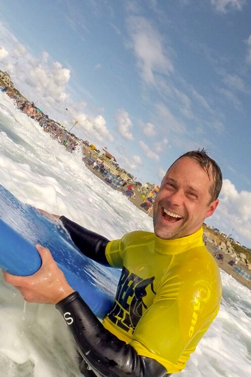 Show full-screen, host-provided image