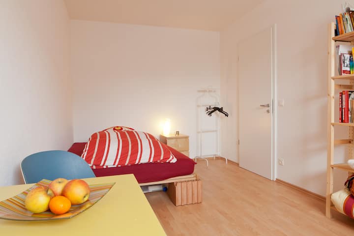 Schlafzimmer - Chumba kikuu cha kulala kilicho na kitanda cha 1,40m kwa mtu mmoja au wanandoa. ikiwa hakuna wageni, chumba hiki ni ofisi yetu ya nyumbani.