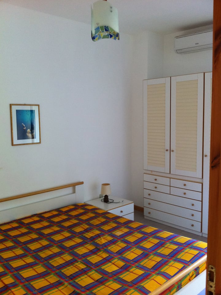 Dormitorio principal (con aire acondicionado y ventana trasera) en el área para dormir en el primer piso