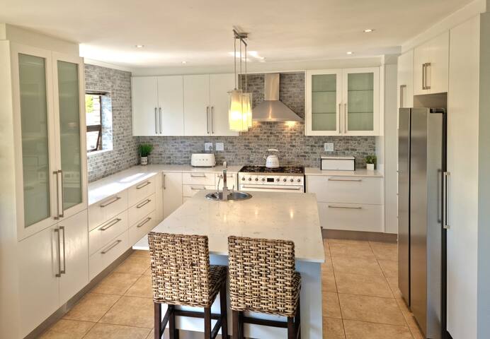 Tranquil, serene holiday home with swimming pool gallery image 5