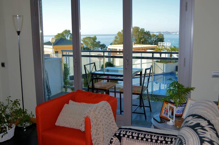 غرفة معيشة وتراس