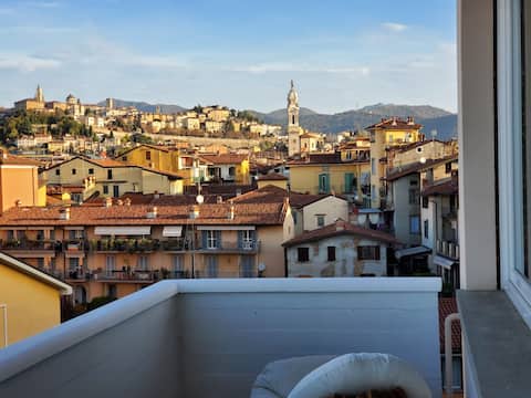 Annuncio Airbnb popolare: Entire apartment in the center overlooking the hills a Bergamo