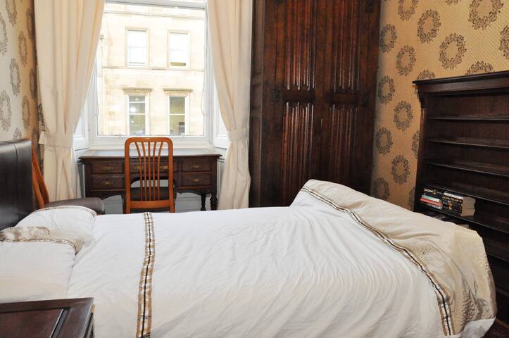 Stylish Central, Five Bed TownHouse +fast wifi gallery image 4