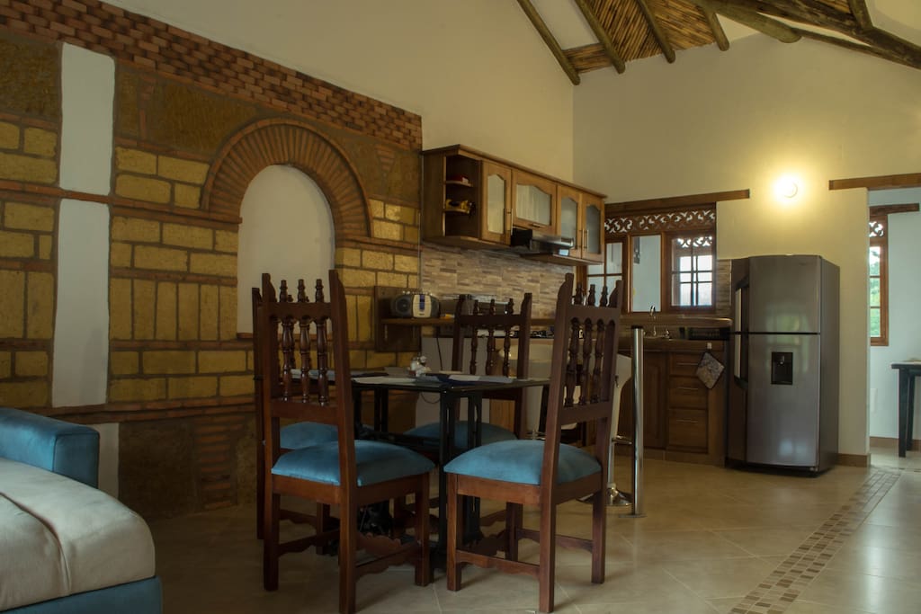 Sala-comedor. Al fondo, la cocina con menaje.