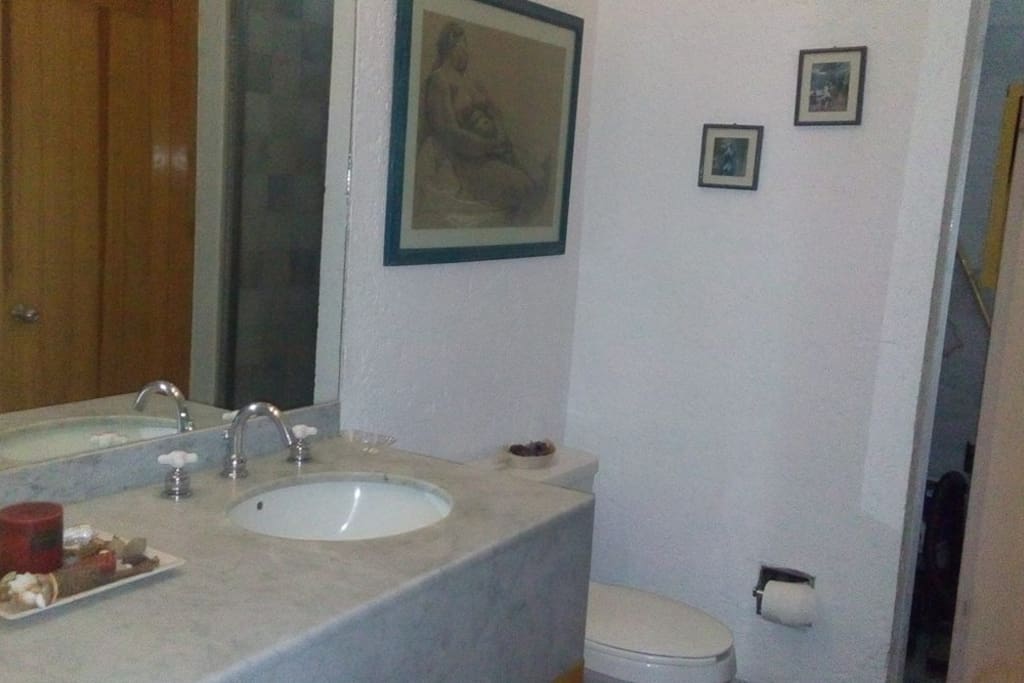 Baño completo y amplio.