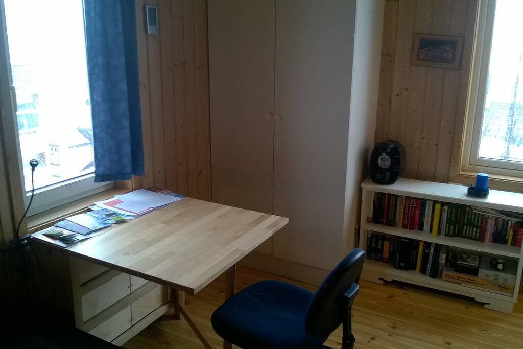 Dining/work desk, can be folded out to meassure 150cm.
