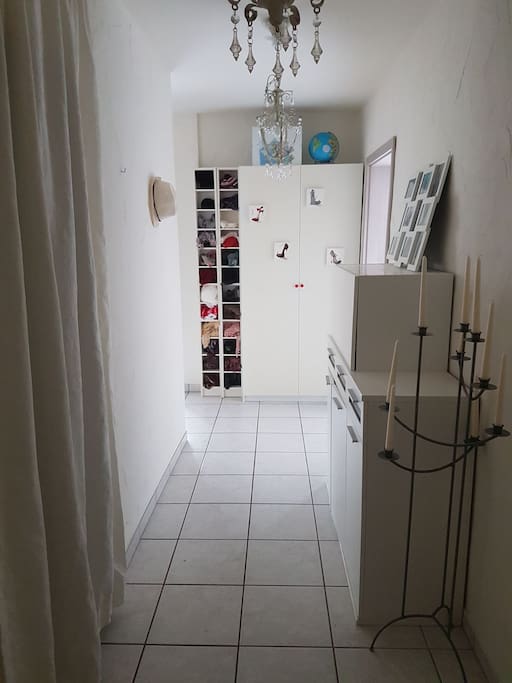 Eingangsbereich
Hinter dem Vorhang ist ein kleiner Abstellraum. Rechts geht es in die WohnEssKüche, links befinden sich Schlafzimmer und Badezimmer.
