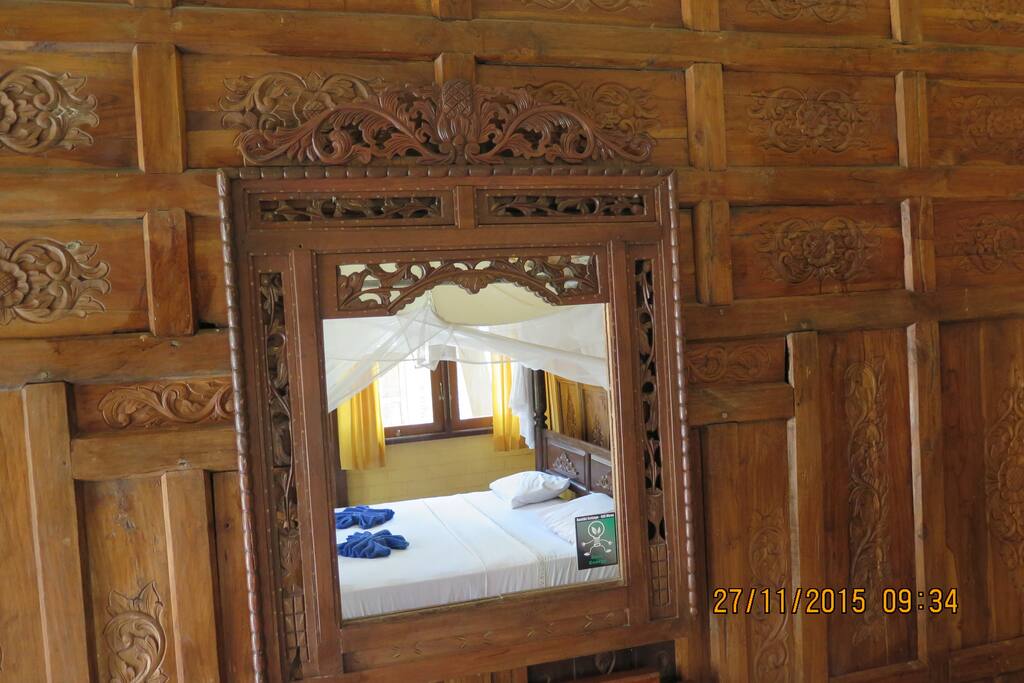 interior kayu di setiap kamar