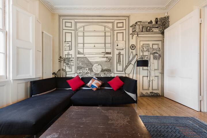 4 bed home in Islington London on historic square gallery image 3