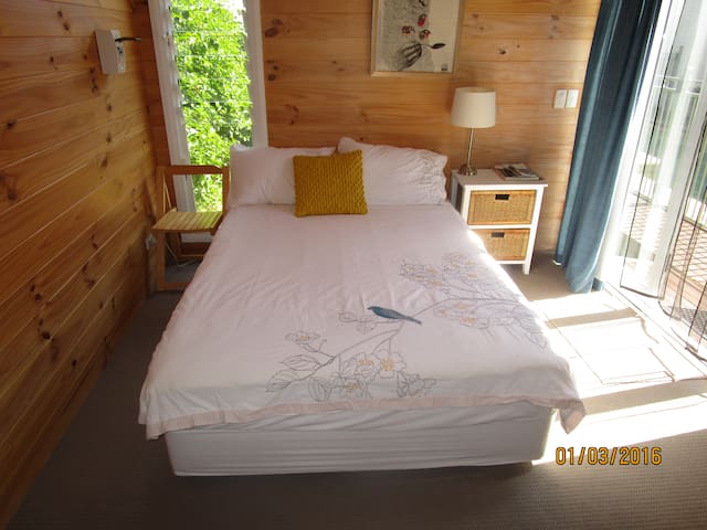 Small private cabin Islington with lap pool,aircon