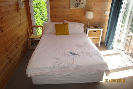 Small private cabin Islington with lap pool,aircon