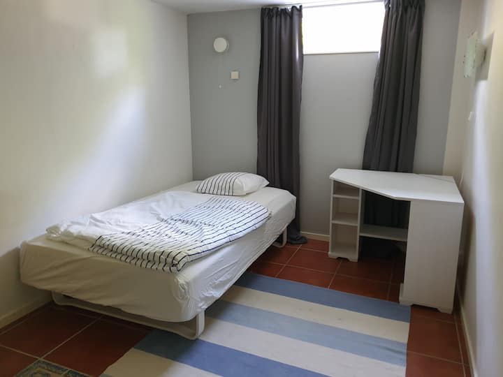 Chumba cha kulala 2 katika chumba cha chini na kitanda kimoja cha 120cm