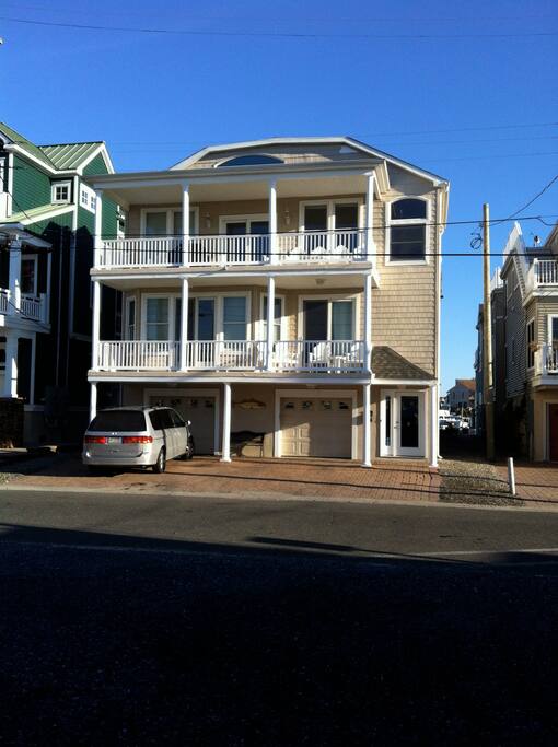 Front of home. 1516A entrance on right.