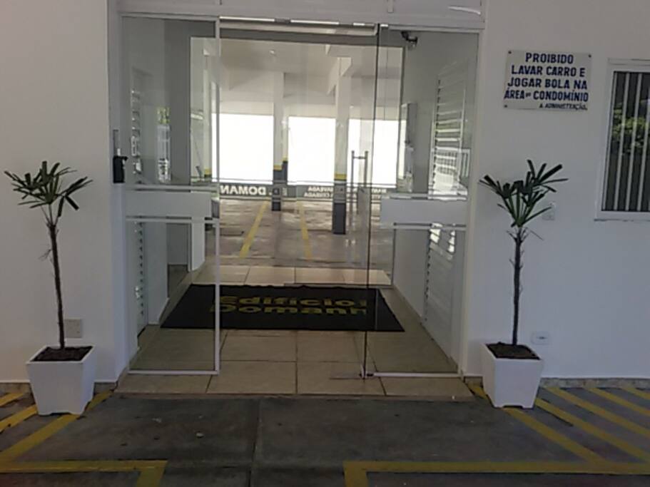 Hall de entrada, com porta de segurança Eletroima (tag).