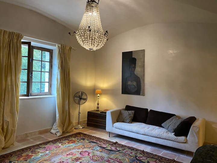 غرفة كبيرة مع أريكة هادئة أمام النار لقضاء ليلة رومانسية في الشتاء