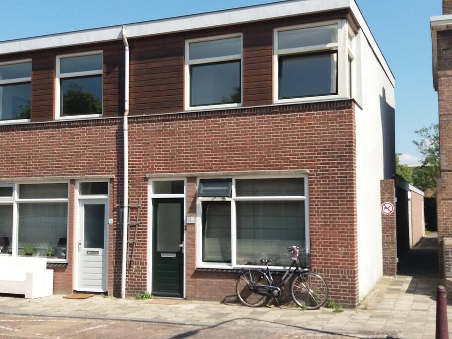voorzijde van de woning: de bovenste 4 ramen zijn van het appartement