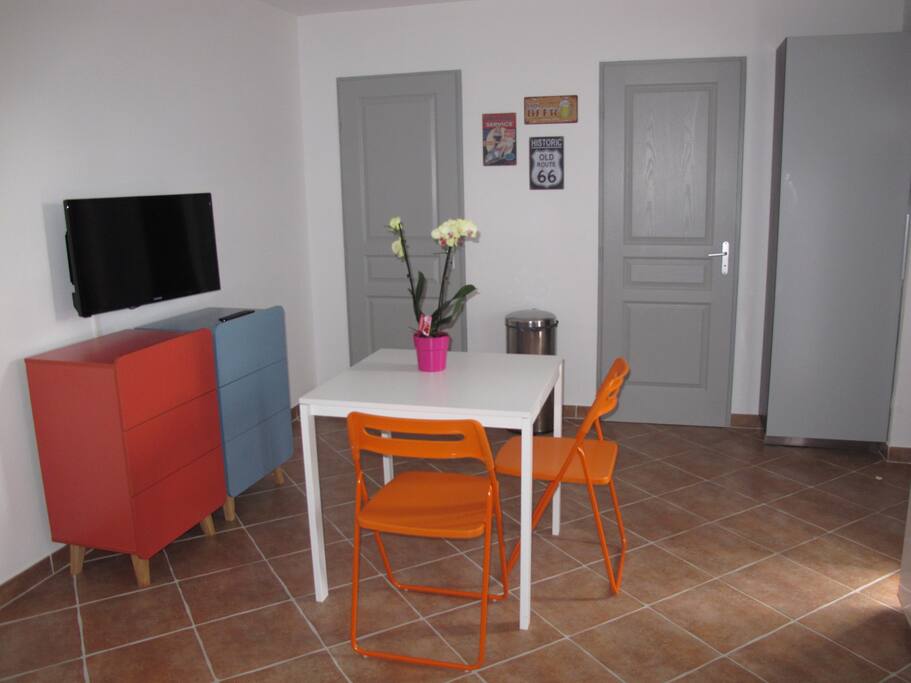 En arrivant en face coin télé avec rangement meubles 3 tiroirs, armoire avec étagères sur la droite derrière la porte d entrée
La porte du fond correspond aux toilettes et celle d après la salle de bain