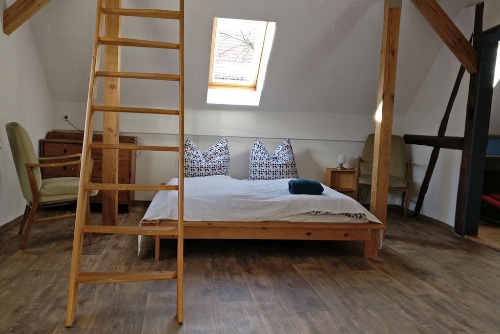 Großes Schlafzimmer mit Doppelbett