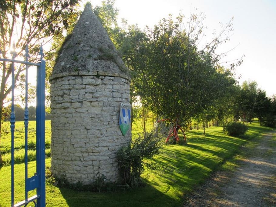 Le Puits derrière la grille d'entrée