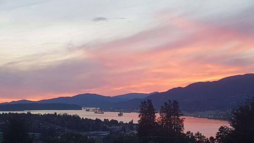 Modern 4 Bedroom Home – Huge rooftop patio gallery image 4