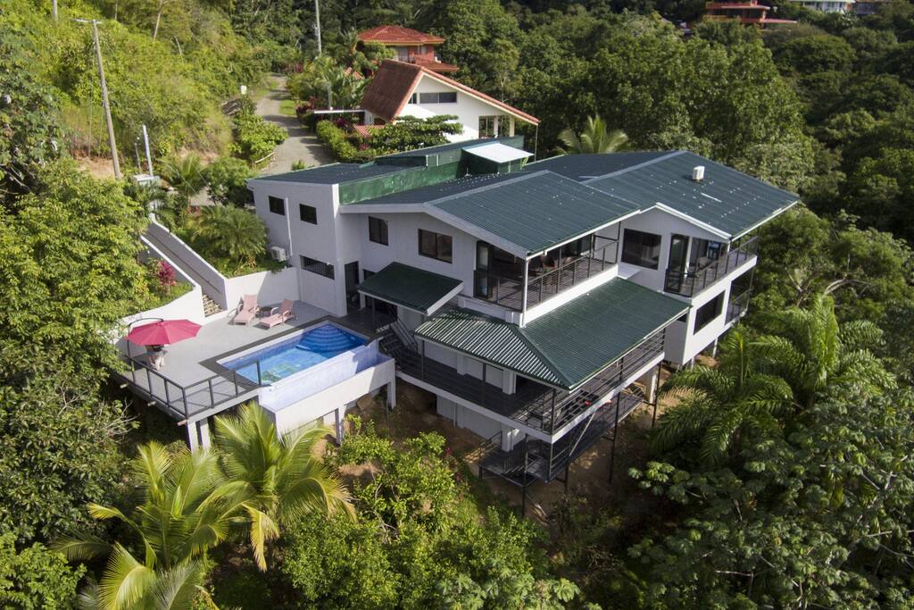 Brand new deluxe villa in Manuel Antonio with view of Costa Rica's highest peaks.