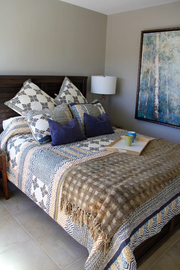 Budete mať luxusný spánok na Queen „Master Craftsman  Mattress by Stearns & Foster“.  Celá skriňa. Ďalšie prikrývky a posteľná bielizeň. Zatemňovacie závesy.