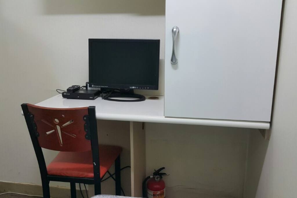 TV, 옷장, 책상, 의자
TV, wardrobe, desk, chair