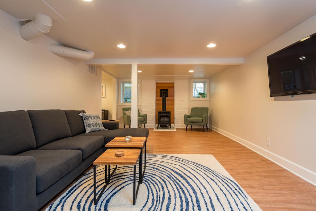 Comfy open floor plan with smart TV and free Netflix streaming.