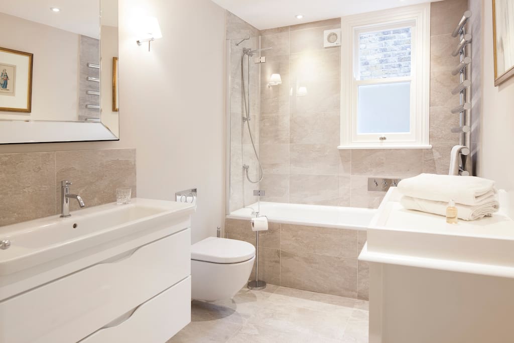 Spacious contemporary bathroom