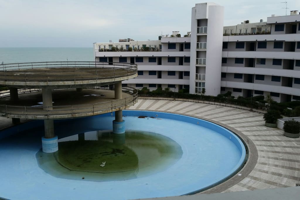 Ingresso piscina con bagnino lettini e ombrellone