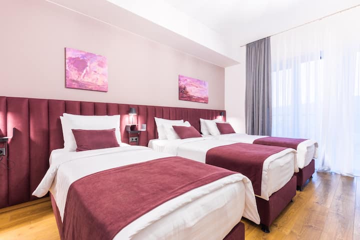 Спалня N1 

3 единични легла или малко двойно легло и единично легло