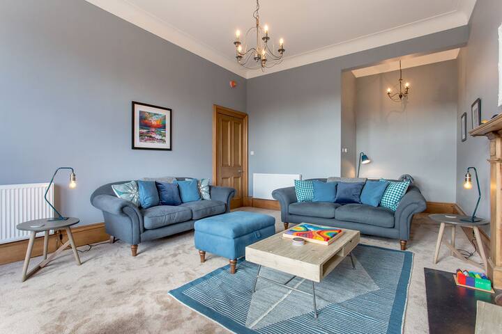 Stunningly designed contemporary apartment gallery image 4