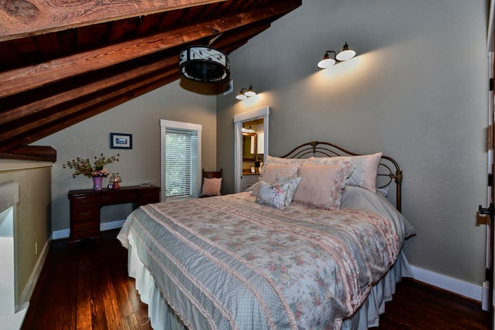 Druhá spálňa na poschodí má manželskú posteľ, väčší písací stôl a konfiguráciu sprchy.