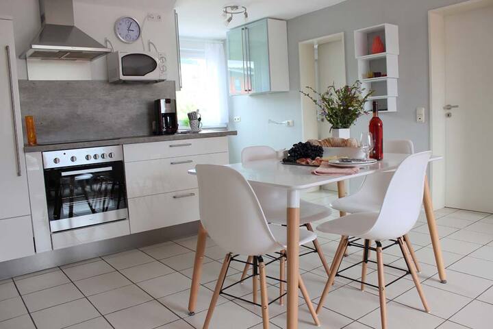 Moderne, helle Dachgeschosswohnung in Winzerort