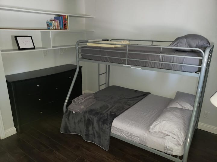Tercer dormitorio con litera de tamaño completo debajo, cama doble