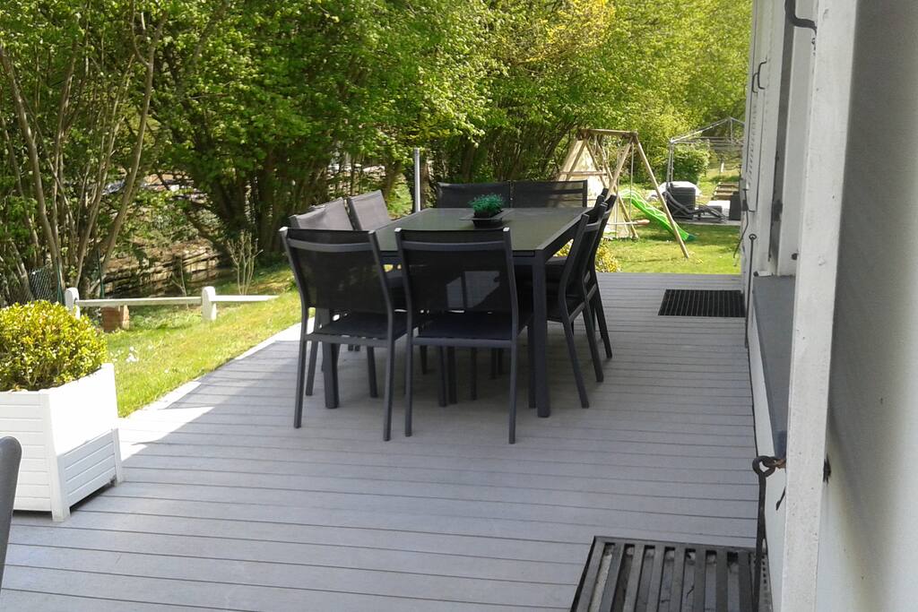 Elle possède une grande terrasse, devant et sur le coté. Elle est équipée d'une table de jardin