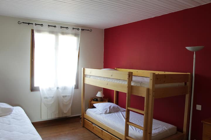 ที่ชั้น 1: ห้องทามาริสที่มี 3 เตียง: ด้านซ้ายเป็นเตียงขนาด 2 เมตรคูณ 90 และด้านขวาเป็นเตียงสองชั้นขนาด 2 เมตรคูณ 90 เช่นกัน