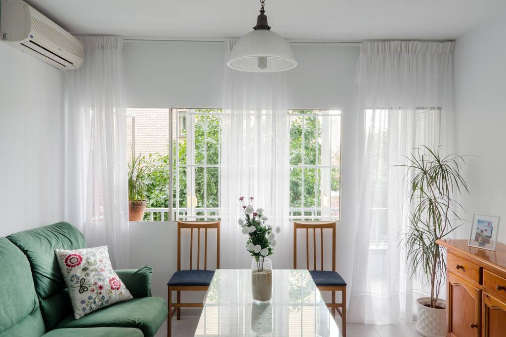 Cómodo salón con gran ventanal exterior