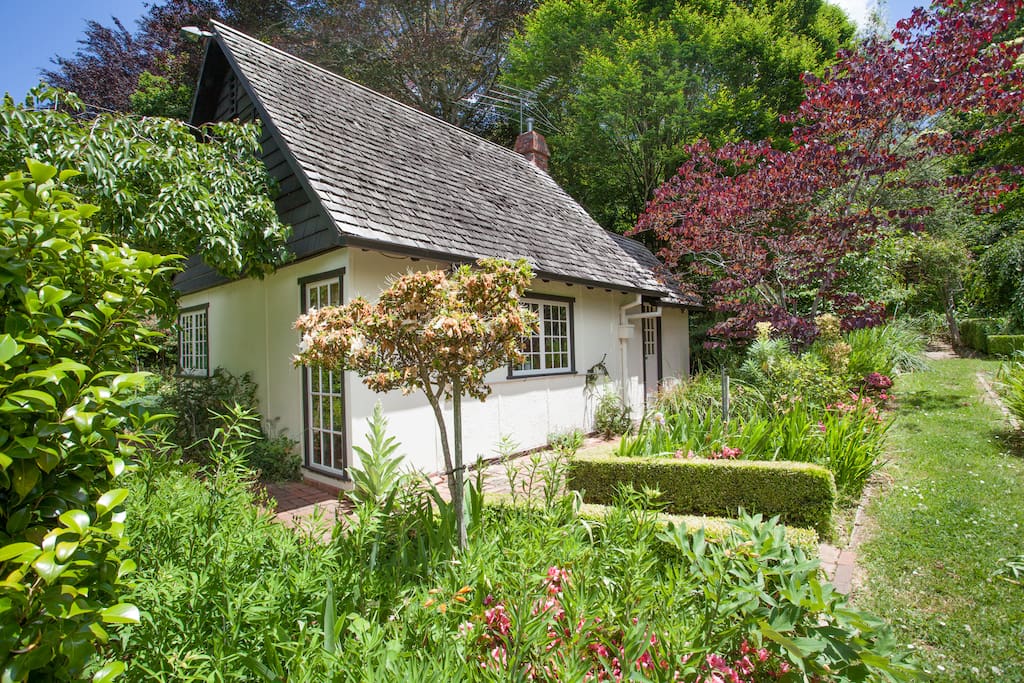 Edna Walling Cottage (Heritagelisted) Guesthouses for Rent in