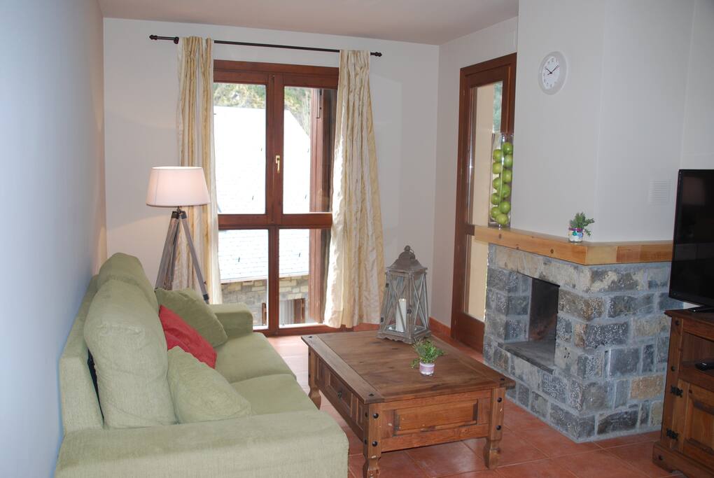 Salón con chimenea