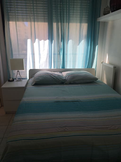 Chambre lumineuse avec grand lit 2 places