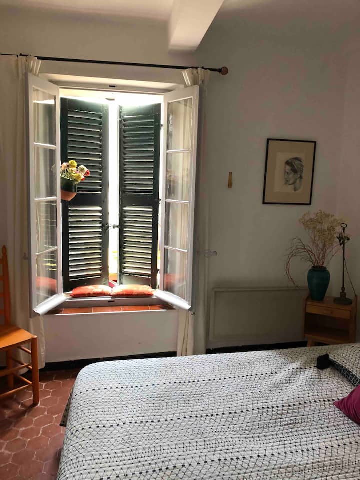 La chambre qui donne sur
La terrasse et le patio 