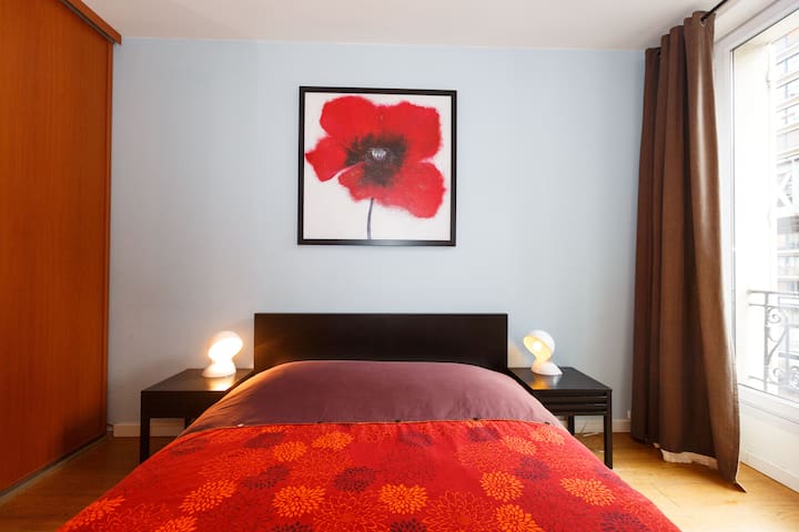 Design flat next the Eiffel Tower