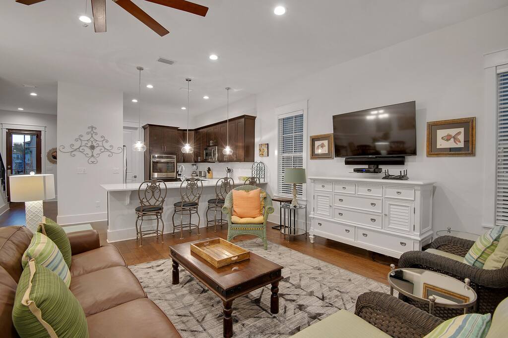 Beautiful Living Area with Fl