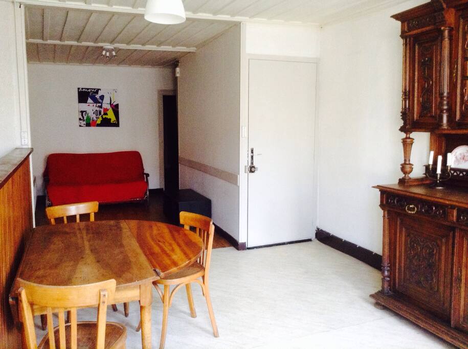 Double séjour avec cuisine ouverte. Frigidaire. Gazinière. Vaisselle pour 6 personnes.