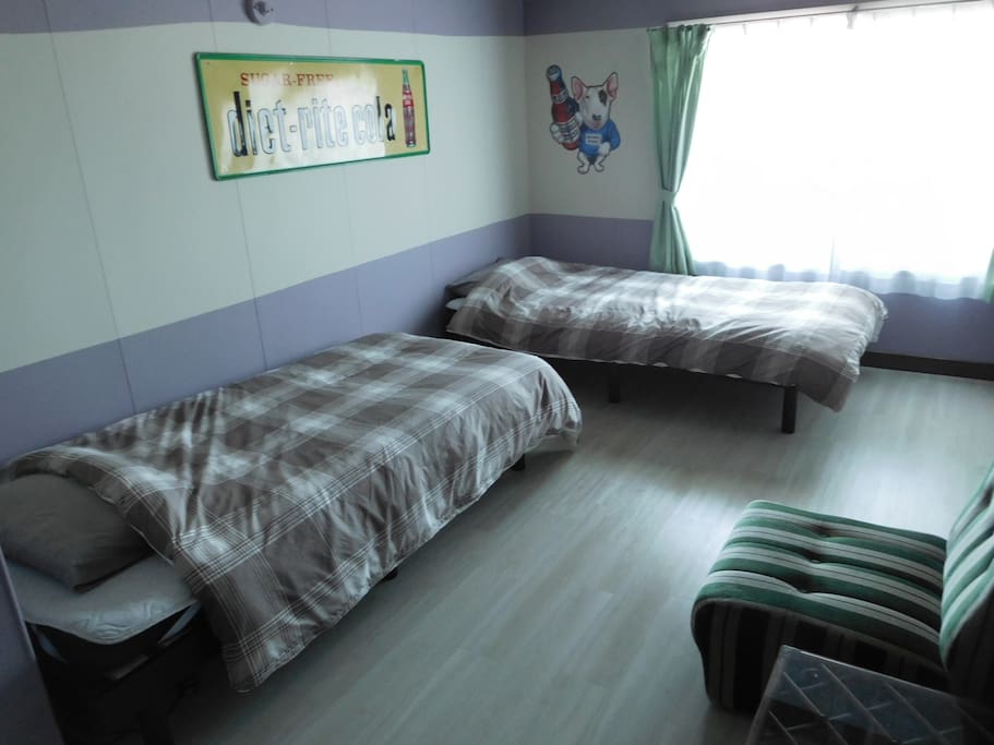 洋室 bed room
1~3名
☆中からカギはかかりますが、外カギはありません。
1~3persons
エアコン(冷房)、扇風機、ストーブ(冬季)、コンセントあり
air conditioner(cool),fan,stove(winter),outlet
No smoking!