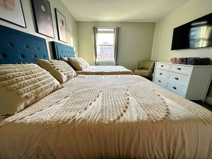 2 غرفة نوم مزدوجة تطل على تلفزيون ذكي 50 بوصة مع الكثير من الإضاءة الطبيعية وإطلالة على الفناء الخلفي وأفق المدينة