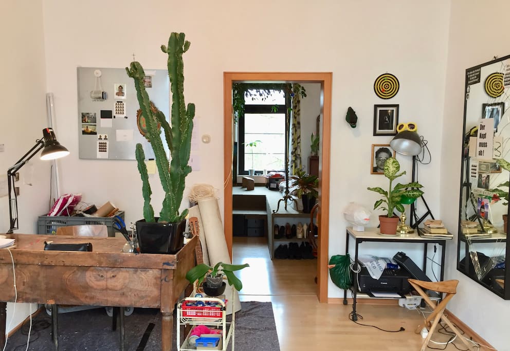 Wohnzimmer / Atelier mit Blick ins Schlafzimmer
