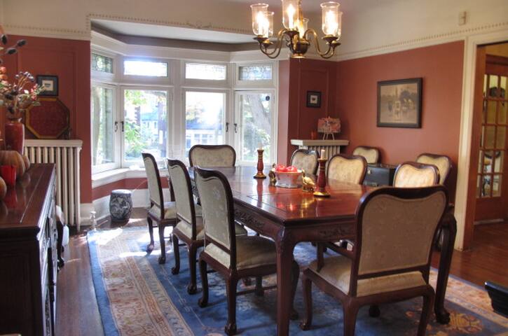 Beautiful Deluxe Toronto Home gallery image 3