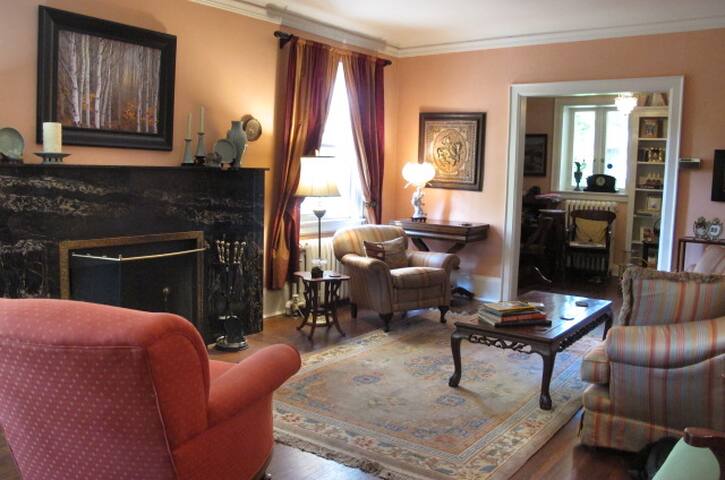 Beautiful Deluxe Toronto Home gallery image 5